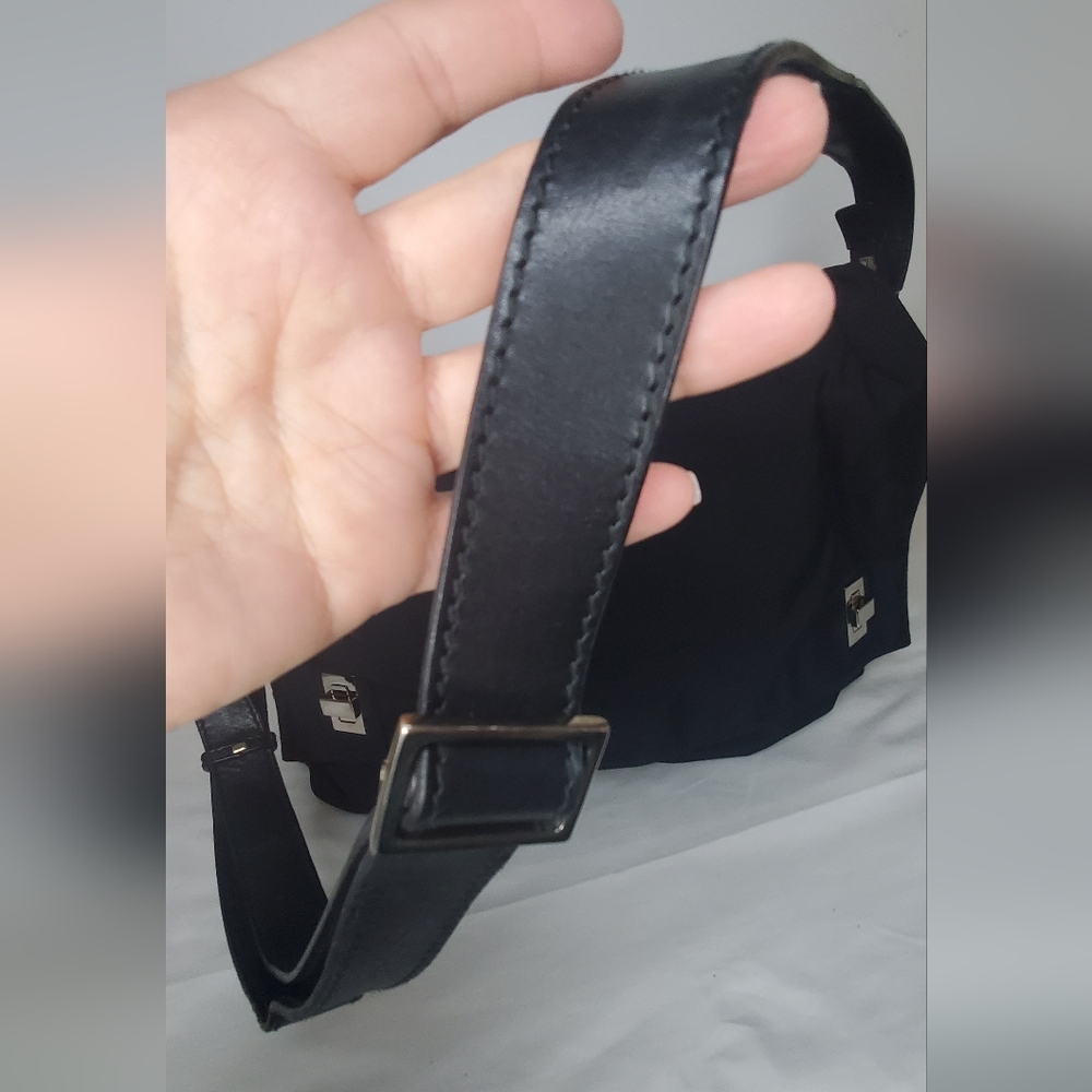 Gucci Black Messenger Bag with Adjustable Strap and Sleek Design - Picture 7 of 16